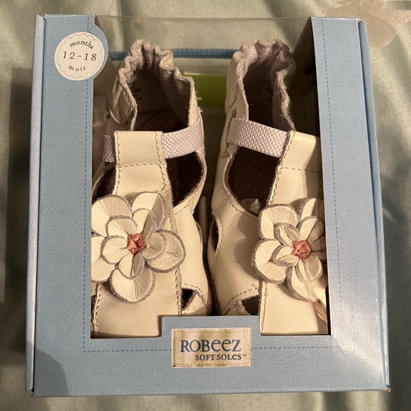 Robeez Claire Mary Jane 12-18mo white with flower accent leather shoe - Picture 5 of 13